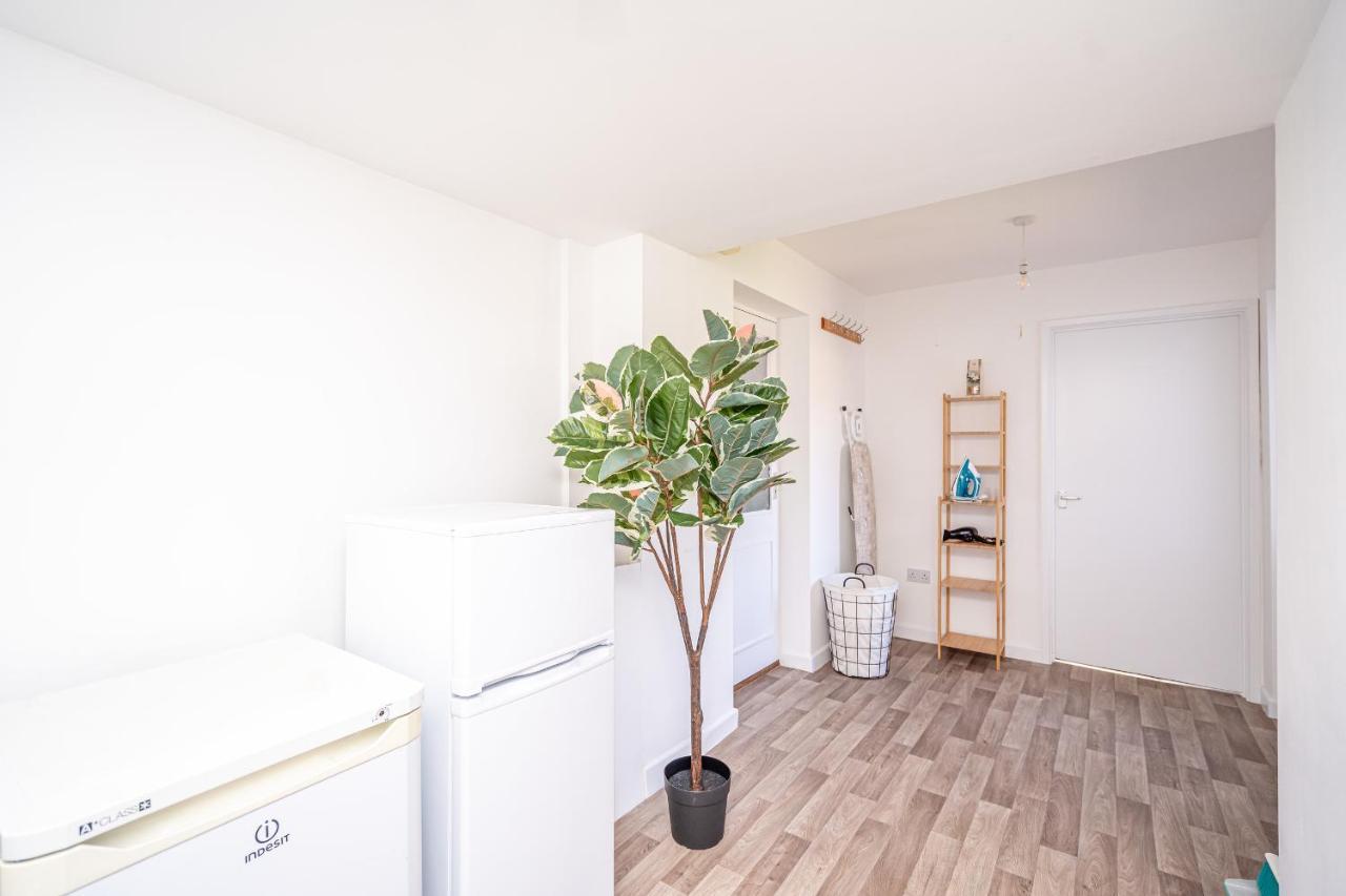 Spacious 5 Bedroom House - Sleeps 7 - 3-Car Driveway - Work - Leisure 伍尔弗汉普顿 外观 照片