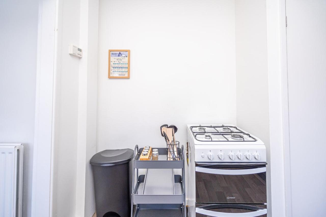 Spacious 5 Bedroom House - Sleeps 7 - 3-Car Driveway - Work - Leisure 伍尔弗汉普顿 外观 照片